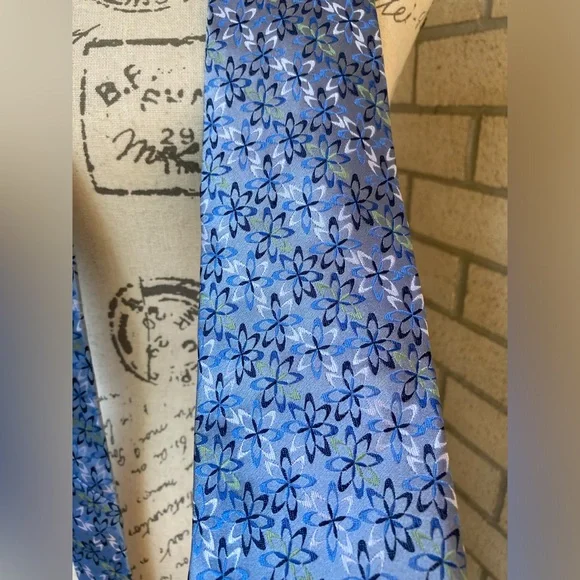 Jhane Barnes 100% Silk Blue Floral Botanical Starburst Geometric Pattern Tie - Picture 10 of 17